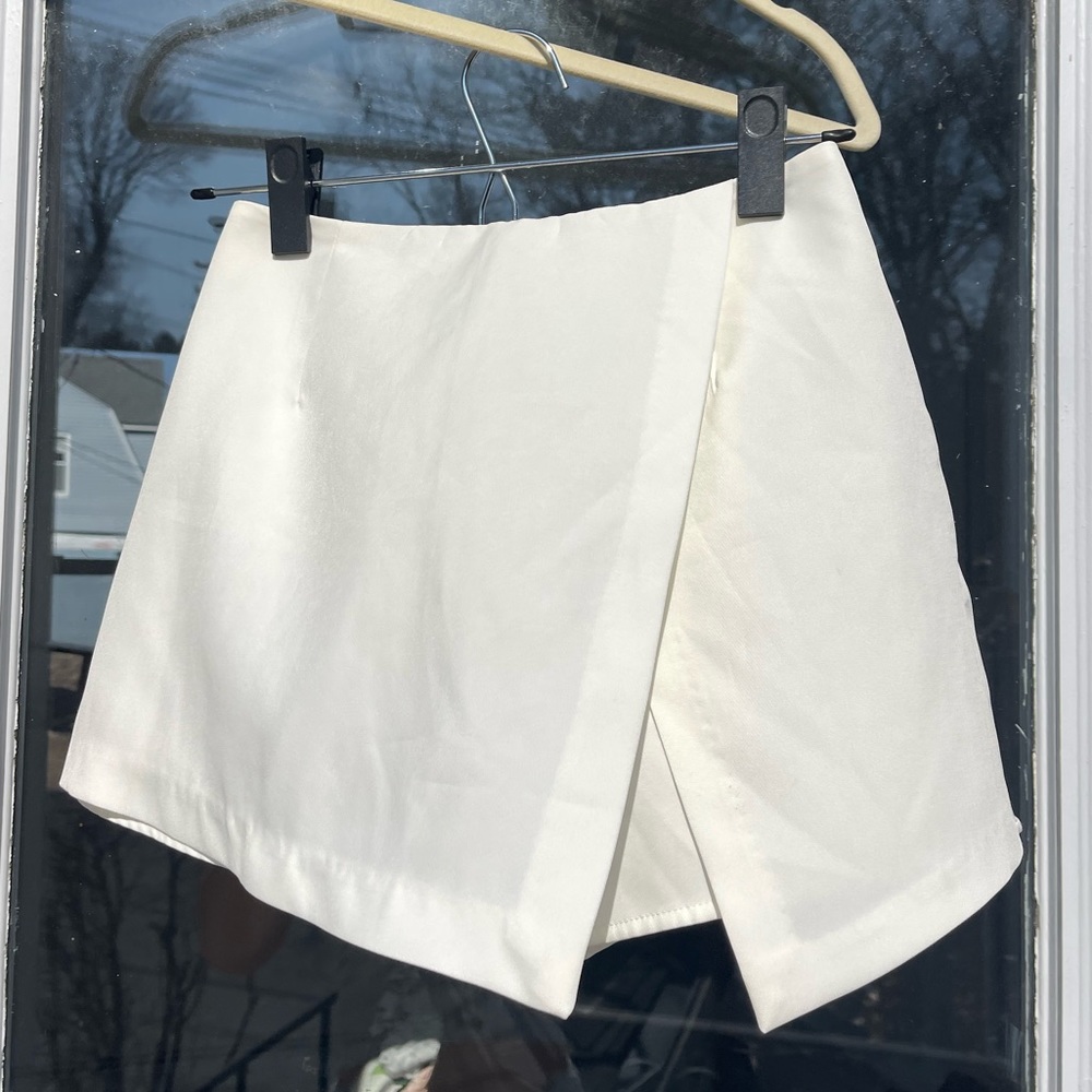 Like-new Tobi white envelope dressy skort